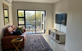Fun Modern Two Bed Apartment In Fourways